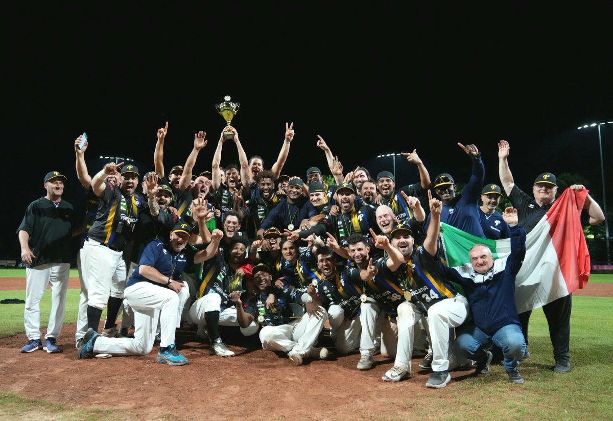 BaseballParma's tweet photo. IL COMUNE DI PARMA PREMIA IL PARMA CLIMA PER LA CONQUISTA DELLA QUINDICESIMA COPPA DEI CAMPIONI🏆🎖

La cerimonia prevista sabato 28 gennaio alle ore 11 presso la Sala del Consiglio Comunale.

#FòrsaPärma #LaStelladiParma ⚾️ 💛 💙 #ParmaBaseball https://t.co/qDSVM7pwRP