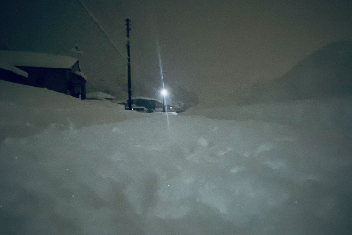 _ooo07's tweet photo. ラムチャイではなく、除雪の後は山本の「ど」チャイでぽかぽかタイム。
雪が朝までどのくらい積もるかが勝負の夜。 https://t.co/C0QPRb4qM0