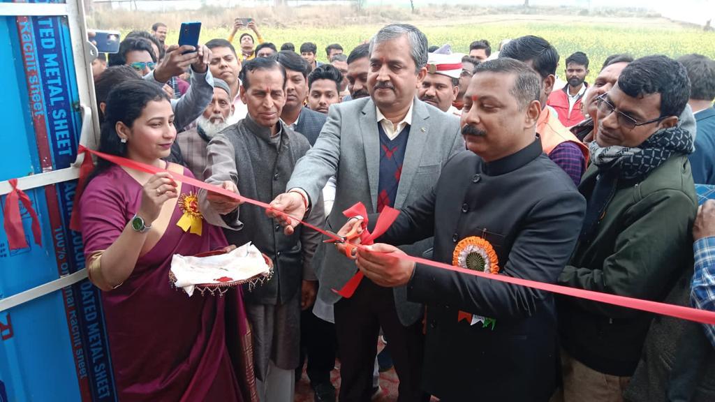 sidbiofficial's tweet image. On 26th January #SIDBI supported centre (setup by Grameen Vikas Sansthan at Dhamupur village of Paramvir Chakra Shaheed Veer Abdul Hamid) Swavalamban lab (हुनर से उन्नति, उन्नति से मुक़ाम) was inaugurated by SIDBI CGM, Dr. RK Singh @Drrksingh25 and SDM Ghazipur, Uttar Pradesh.