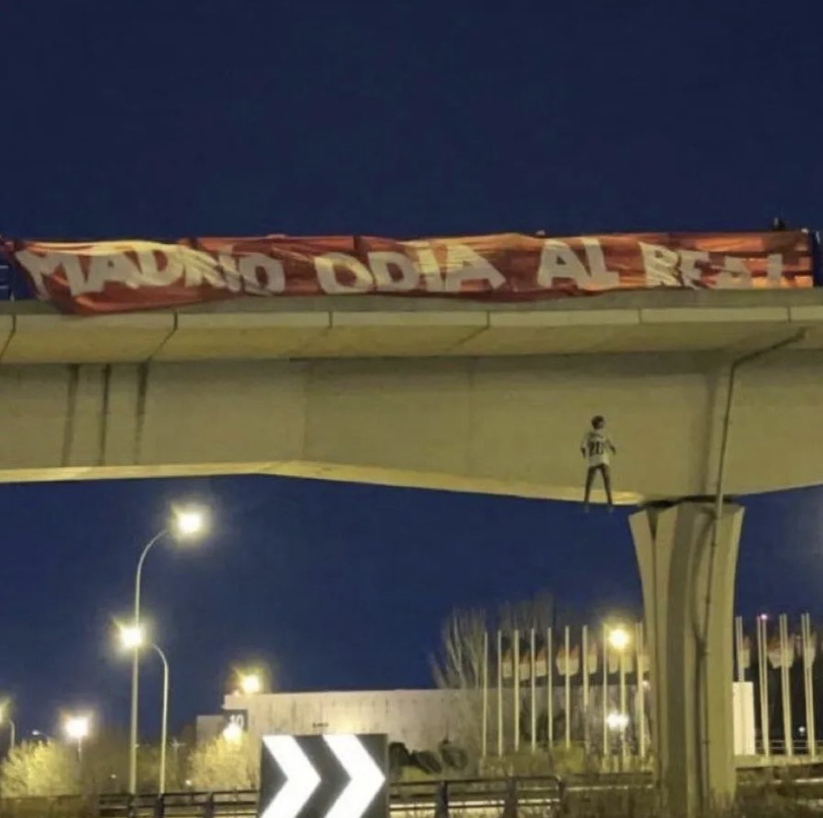 boneco representando vini jr sendo enforcado.

ali em cima uma faixa “Atlético de Madrid odeia o Real” pra fingir que se trata de rivalidade.

não é o atlético que odeia o real.

são esses torcedores que odeiam negros.

não é sobre rivalidade, é sobre racismo. Nojentos de merda.