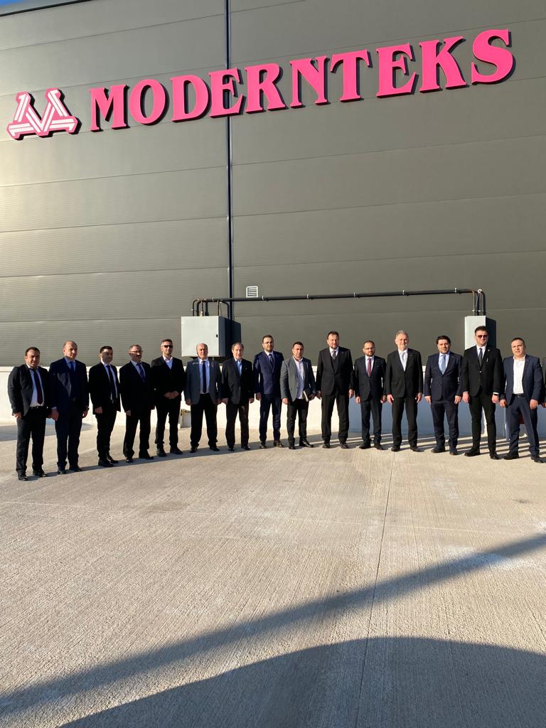 Tokat temaslarımızı üye ziyaretleriyle sürdürüyoruz.

Üyemiz İpek Öztürk'ün markası Modernteks ve üyemiz Semih Uzun'un şirketi Uzel Konteyner'ı ziyaret ederek çalışmalarını dinledik.

Misafirperverlikleri için teşekkür ediyor, bereketli kazançlar diliyorum.