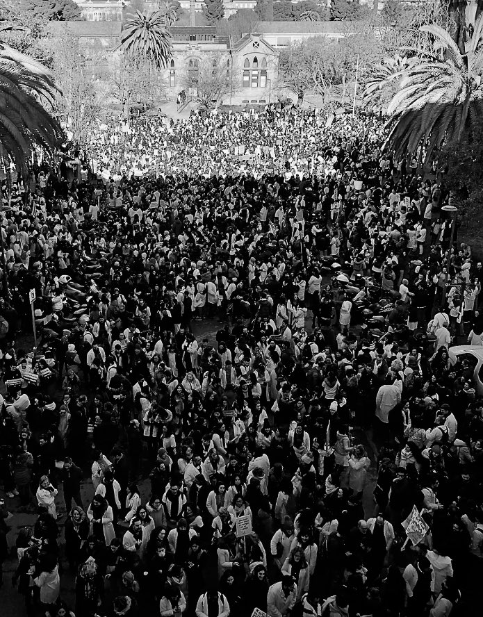 Servei públic no és gratuïtat. Vocació no és explotació. Servei a l’altre no és servilisme. Professionalitat no és acotar el cap. Un clam per un nou lideratge i valentia política. Ens hi juguem la vida. <a href="/CCMC_MetgesCat/">Consell de Col·legis de Metges de Catalunya - CCMC</a> <a href="/metgescatalunya/">Metges de Catalunya</a>