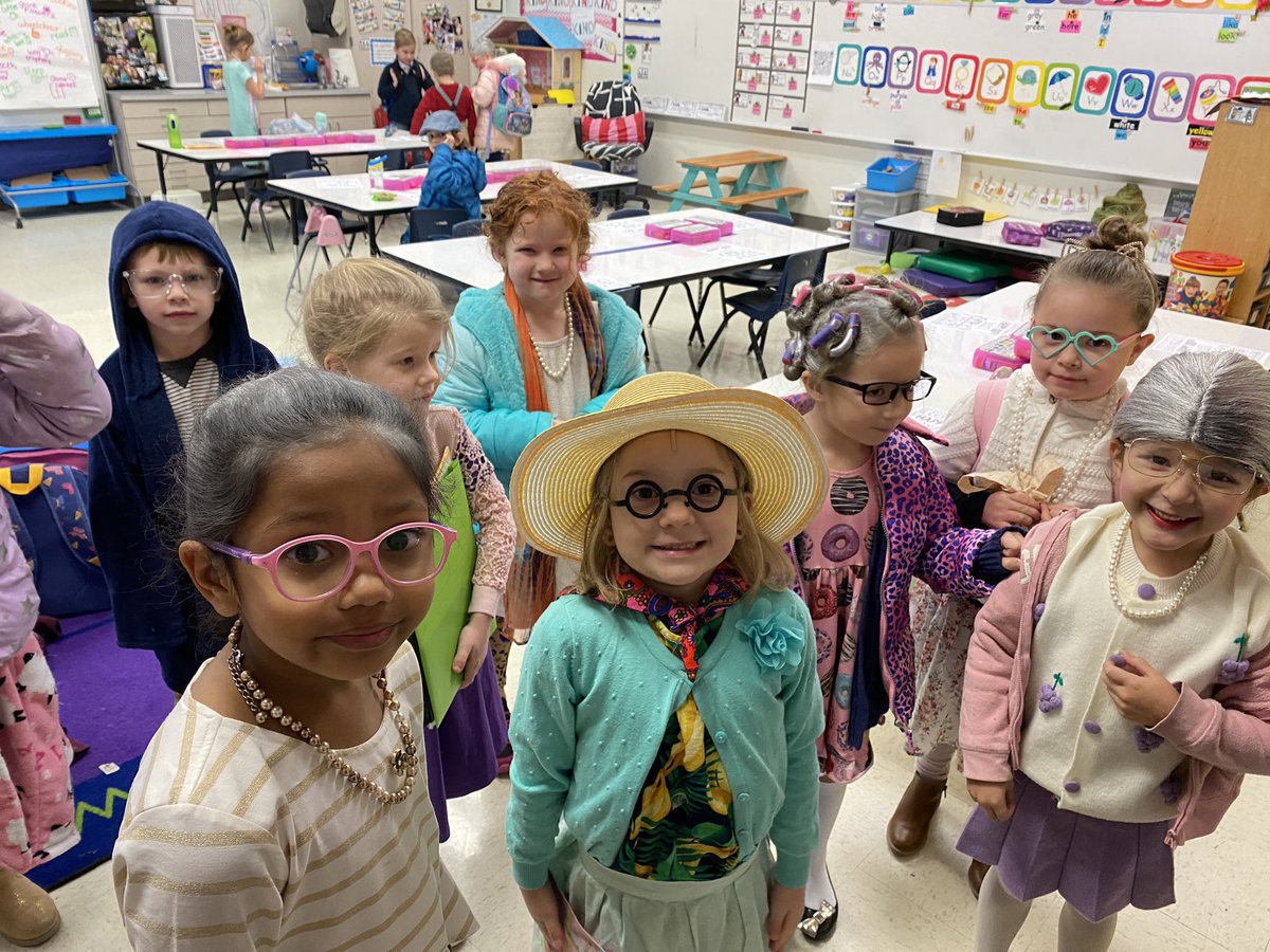 EmmettMichele's tweet photo. 100th day of school @Donald_ES ! Look at all the grandparents! Yay kindergarten! #donaldstem https://t.co/GzbXEUThuS