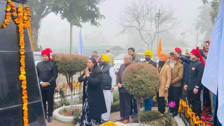 Kashmir_s_wahla's tweet image. ਅੱਜ 26 ਜਨਵਰੀ ਗਣਤੰਤਰ ਦਿਵਸ ਮੌਕੇ ਗੌਰਮਿੰਟ ਕਾਲਜ ਗੁਰਦਾਸਪੁਰ ਵਿਖੇ ਪ੍ਰੋਗਰਾਮ ਵਿੱਚ ਸ਼ਿਰਕਤ ਕੀਤੀ। ਇਸ ਮੌਕੇ ਕੈਬਨਿਟ ਮੰਤਰੀ @AAPHarbhajan ਜੀ ਈ.ਟੀ.ਓ ਵੱਲੋਂ ਤਿਰੰਗਾ ਝੰਡਾ ਲਹਿਰਾਇਆ ਗਿਆ #aapgurdaspur @ArvindKejriwal @BhagwantMann @JarnailSinghAAP @raghav_chadha @SandeepPathak04 @KuldeepSinghAAP @AAPPunjab