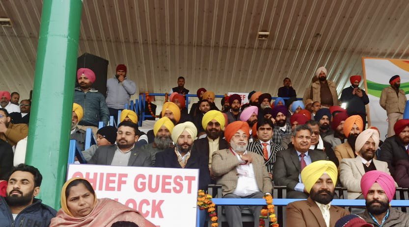 Kashmir_s_wahla's tweet image. ਅੱਜ 26 ਜਨਵਰੀ ਗਣਤੰਤਰ ਦਿਵਸ ਮੌਕੇ ਗੌਰਮਿੰਟ ਕਾਲਜ ਗੁਰਦਾਸਪੁਰ ਵਿਖੇ ਪ੍ਰੋਗਰਾਮ ਵਿੱਚ ਸ਼ਿਰਕਤ ਕੀਤੀ। ਇਸ ਮੌਕੇ ਕੈਬਨਿਟ ਮੰਤਰੀ @AAPHarbhajan ਜੀ ਈ.ਟੀ.ਓ ਵੱਲੋਂ ਤਿਰੰਗਾ ਝੰਡਾ ਲਹਿਰਾਇਆ ਗਿਆ #aapgurdaspur @ArvindKejriwal @BhagwantMann @JarnailSinghAAP @raghav_chadha @SandeepPathak04 @KuldeepSinghAAP @AAPPunjab