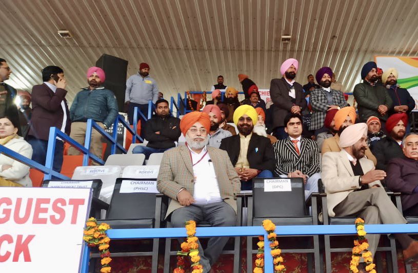 Kashmir_s_wahla's tweet image. ਅੱਜ 26 ਜਨਵਰੀ ਗਣਤੰਤਰ ਦਿਵਸ ਮੌਕੇ ਗੌਰਮਿੰਟ ਕਾਲਜ ਗੁਰਦਾਸਪੁਰ ਵਿਖੇ ਪ੍ਰੋਗਰਾਮ ਵਿੱਚ ਸ਼ਿਰਕਤ ਕੀਤੀ। ਇਸ ਮੌਕੇ ਕੈਬਨਿਟ ਮੰਤਰੀ @AAPHarbhajan ਜੀ ਈ.ਟੀ.ਓ ਵੱਲੋਂ ਤਿਰੰਗਾ ਝੰਡਾ ਲਹਿਰਾਇਆ ਗਿਆ #aapgurdaspur @ArvindKejriwal @BhagwantMann @JarnailSinghAAP @raghav_chadha @SandeepPathak04 @KuldeepSinghAAP @AAPPunjab