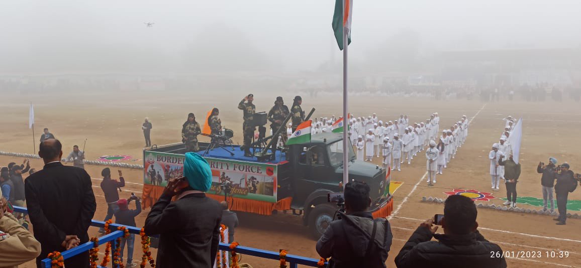 Kashmir_s_wahla's tweet image. ਅੱਜ 26 ਜਨਵਰੀ ਗਣਤੰਤਰ ਦਿਵਸ ਮੌਕੇ ਗੌਰਮਿੰਟ ਕਾਲਜ ਗੁਰਦਾਸਪੁਰ ਵਿਖੇ ਪ੍ਰੋਗਰਾਮ ਵਿੱਚ ਸ਼ਿਰਕਤ ਕੀਤੀ। ਇਸ ਮੌਕੇ ਕੈਬਨਿਟ ਮੰਤਰੀ @AAPHarbhajan ਜੀ ਈ.ਟੀ.ਓ ਵੱਲੋਂ ਤਿਰੰਗਾ ਝੰਡਾ ਲਹਿਰਾਇਆ ਗਿਆ #aapgurdaspur @ArvindKejriwal @BhagwantMann @JarnailSinghAAP @raghav_chadha @SandeepPathak04 @KuldeepSinghAAP @AAPPunjab