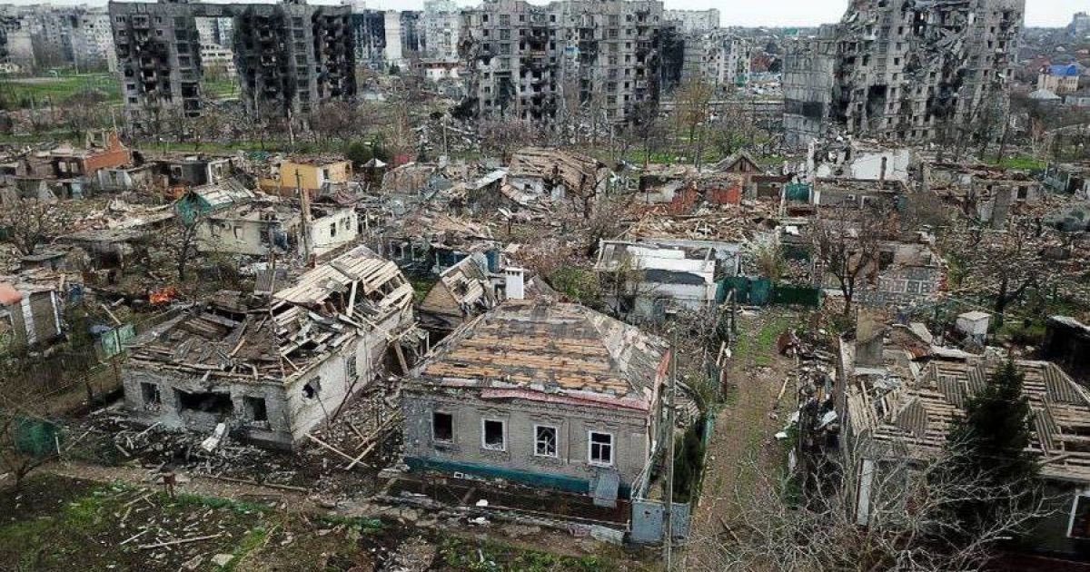 maksymeristavi's tweet image. left: donetsk after 8 years of being “bombed by ukraine”
right: mariupol after just three months of russian siege