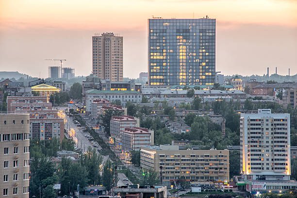 maksymeristavi's tweet image. left: donetsk after 8 years of being “bombed by ukraine”
right: mariupol after just three months of russian siege