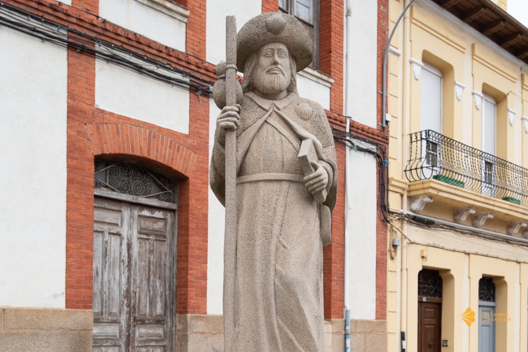 La escultura de #SantiagoPeregrino de #LaBañeza bendice a los caminantes de la #VíadelaPlata✨

📍Cerca de la Iglesia de San Salvador, se ubica esta imagen de piedra que hace honor al #ApóstolSantiago y a los peregrinos

⏳El municipio posee una fuerte tradición jacobea