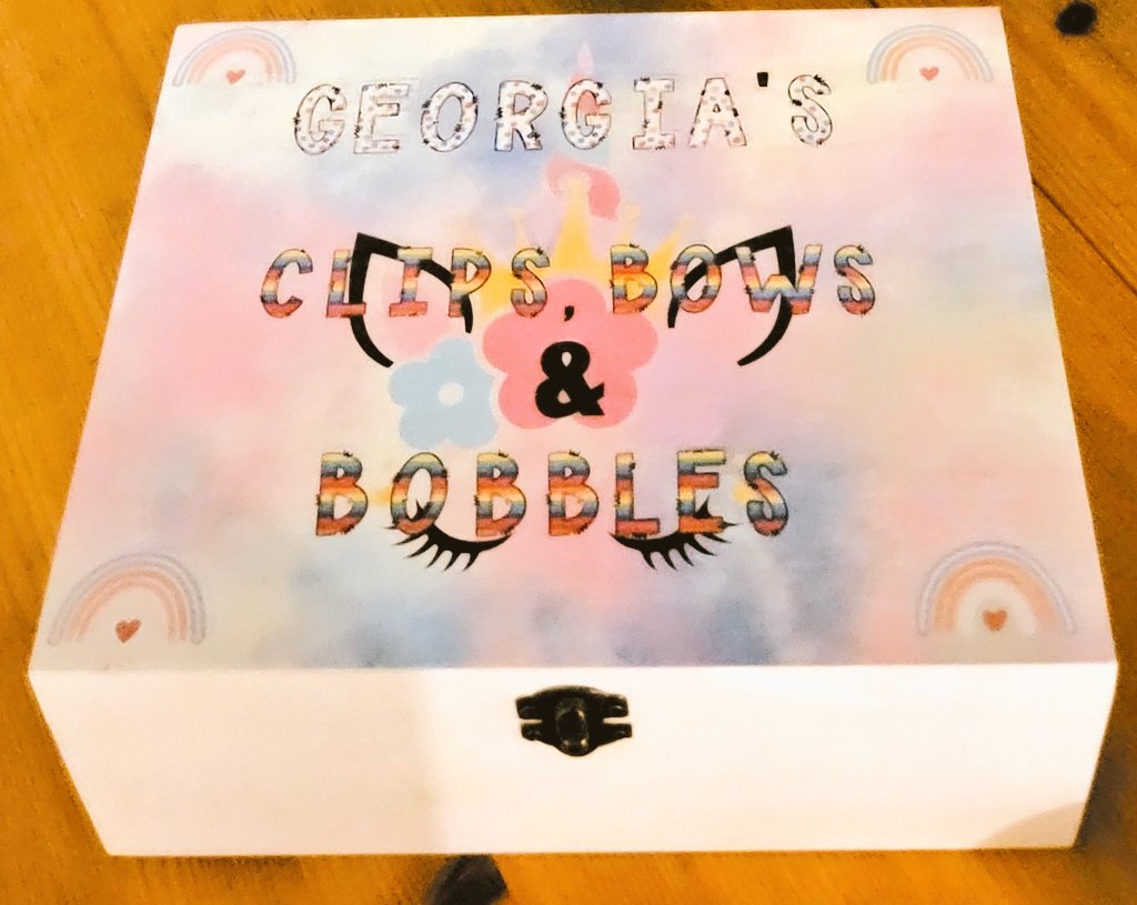 natty_creations's tweet photo. Customer: Can I have a clips, bows and bobbles box for my daughter?
Us: No problem, and how about a design of your choice on the lid?
#customorder #bespoke #bowbox #bobbles #giftideas #daughter #Present #Mhhsbd #box https://t.co/7ikl12rk8u