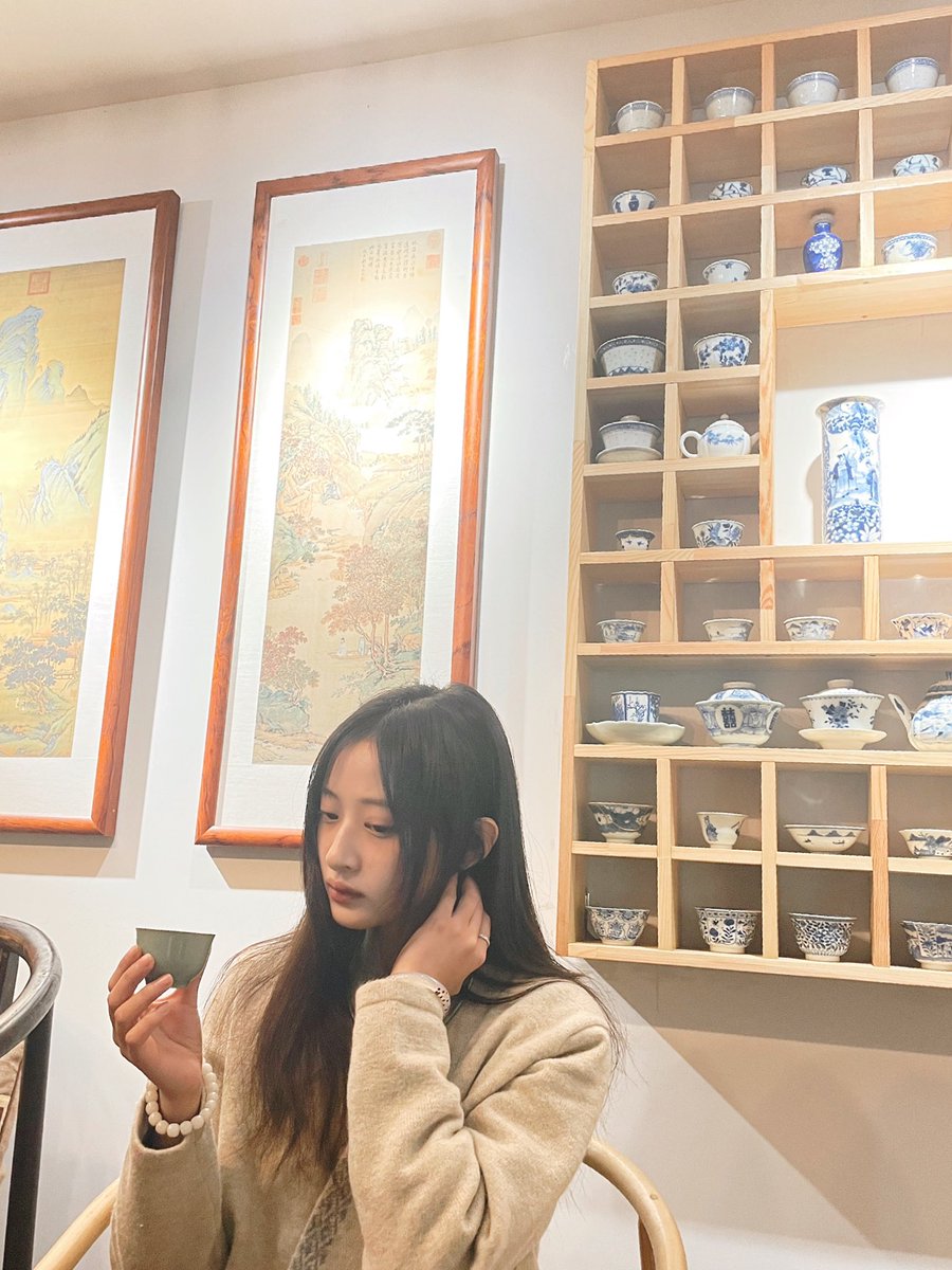 情深已不懂人憔悴
冷清化一场花痴梦
懒回顾次疵细语悟
卿朝暮残月乡音改

摄影：栖雲轩客
出镜：@xizi1840 https://t.co/c0vQ3HzEgD