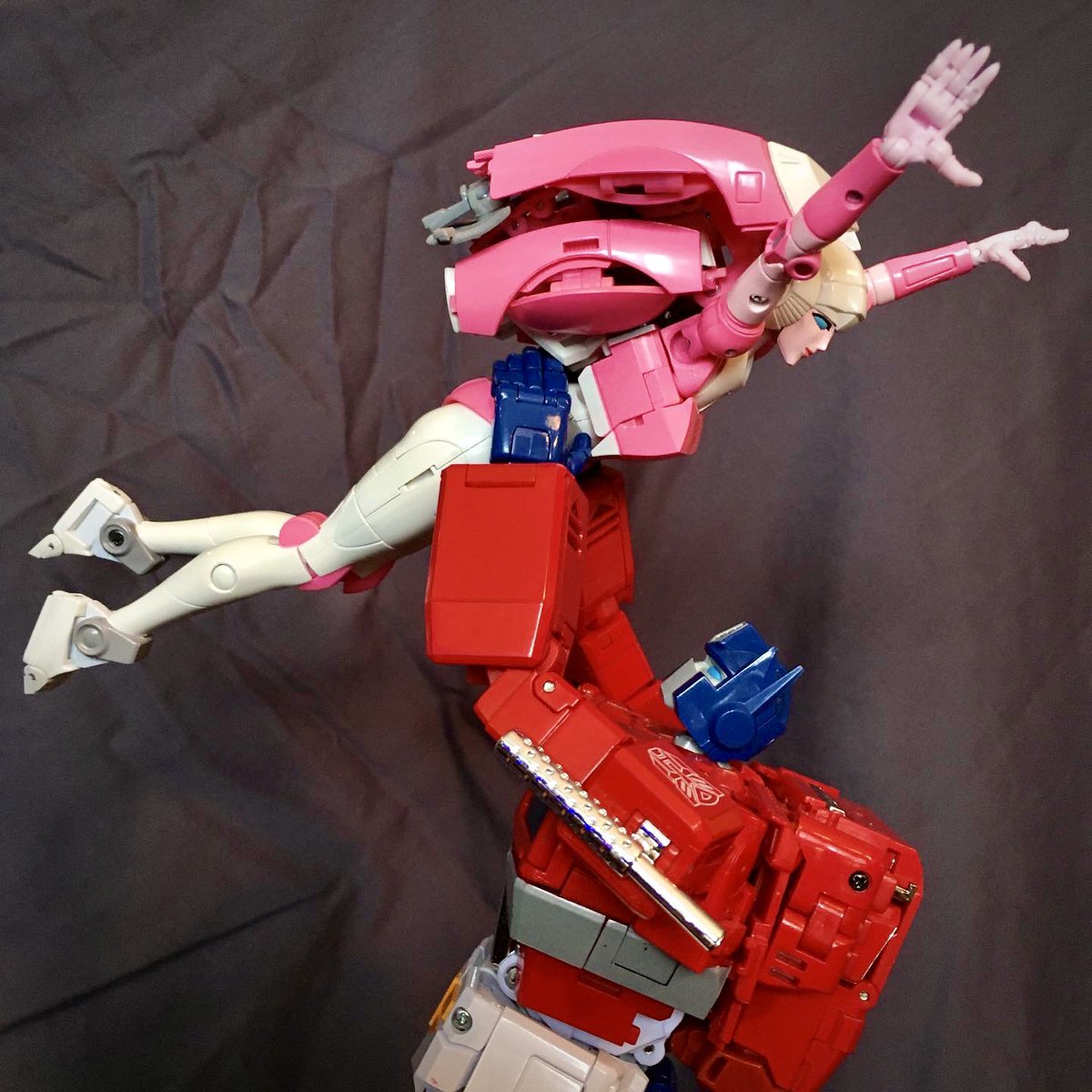 Cue “Time of My Life” 🎶🎵😄

#throwbackthursday #tbt #Transformers #toys #Autobots #OptimusPrime #Arcee #g1 #DirtyDancing #TimeOfMyLife