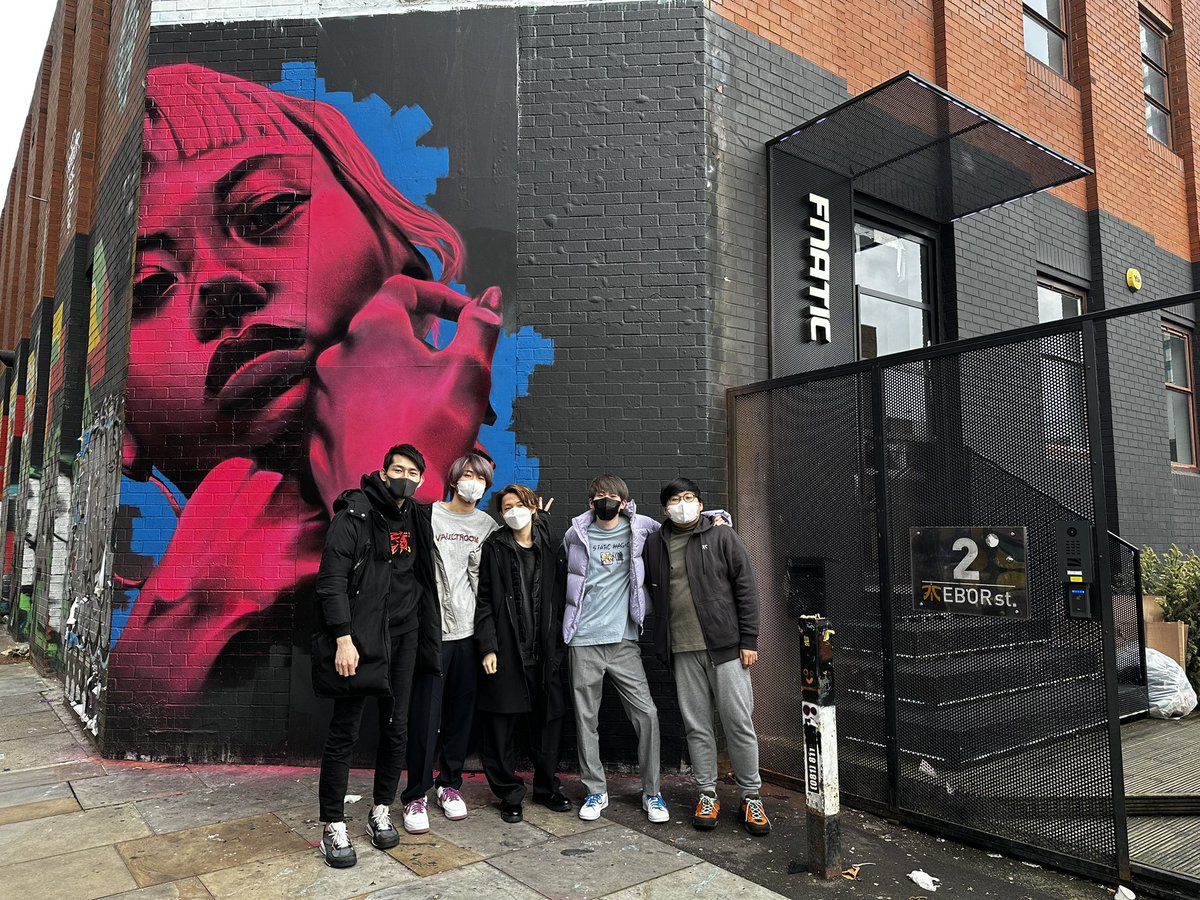 引っ越し前の本社見学してきた！ 1. 本社前集合写真 2. 取り壊し作業