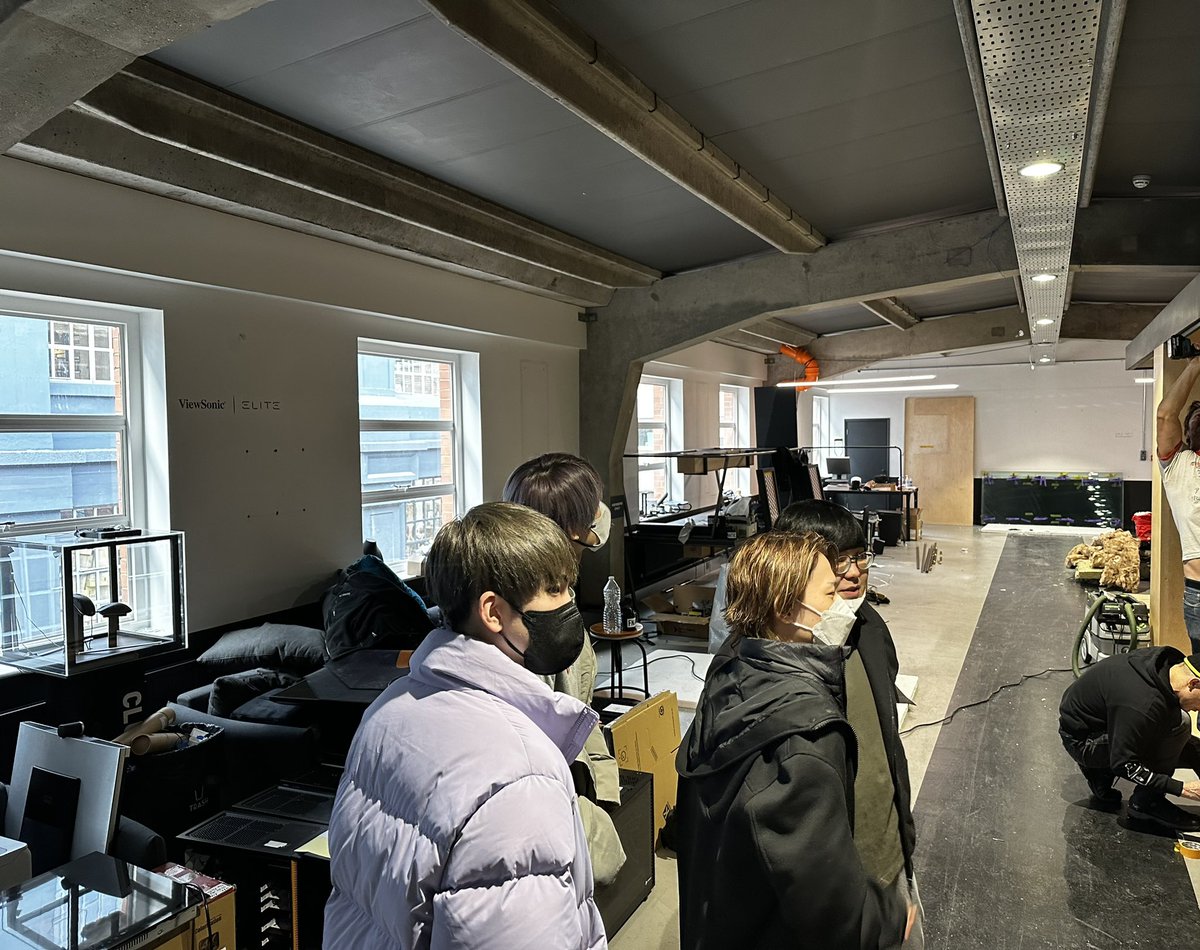 引っ越し前の本社見学してきた！ 1. 本社前集合写真 2. 取り壊し作業