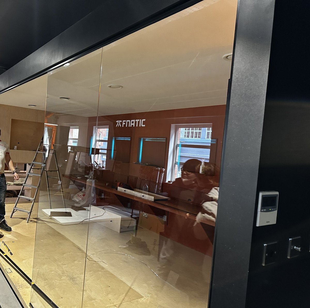 引っ越し前の本社見学してきた！ 1. 本社前集合写真 2. 取り壊し作業