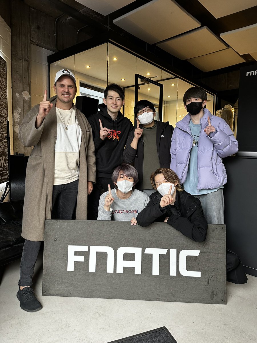 引っ越し前の本社見学してきた！ 1. 本社前集合写真 2. 取り壊し作業