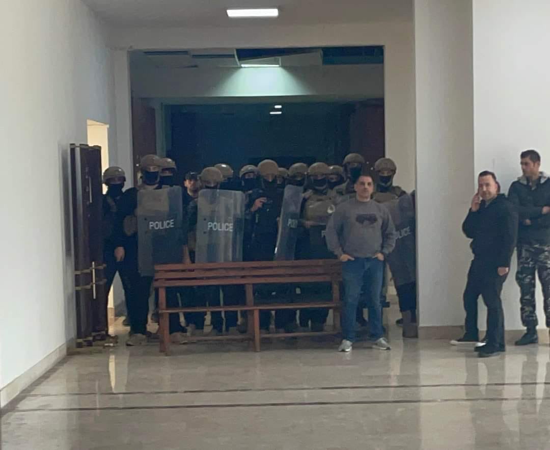 mradralph's tweet photo. لمن القاضي المفروض يحكم بإسم اللبنانيين بصير بدو سرية للحماية من اللبنانيين…خلص العدل و طارت العدالة…
#انفجار_مرفأ_بيروت https://t.co/W6lbI3qzCG