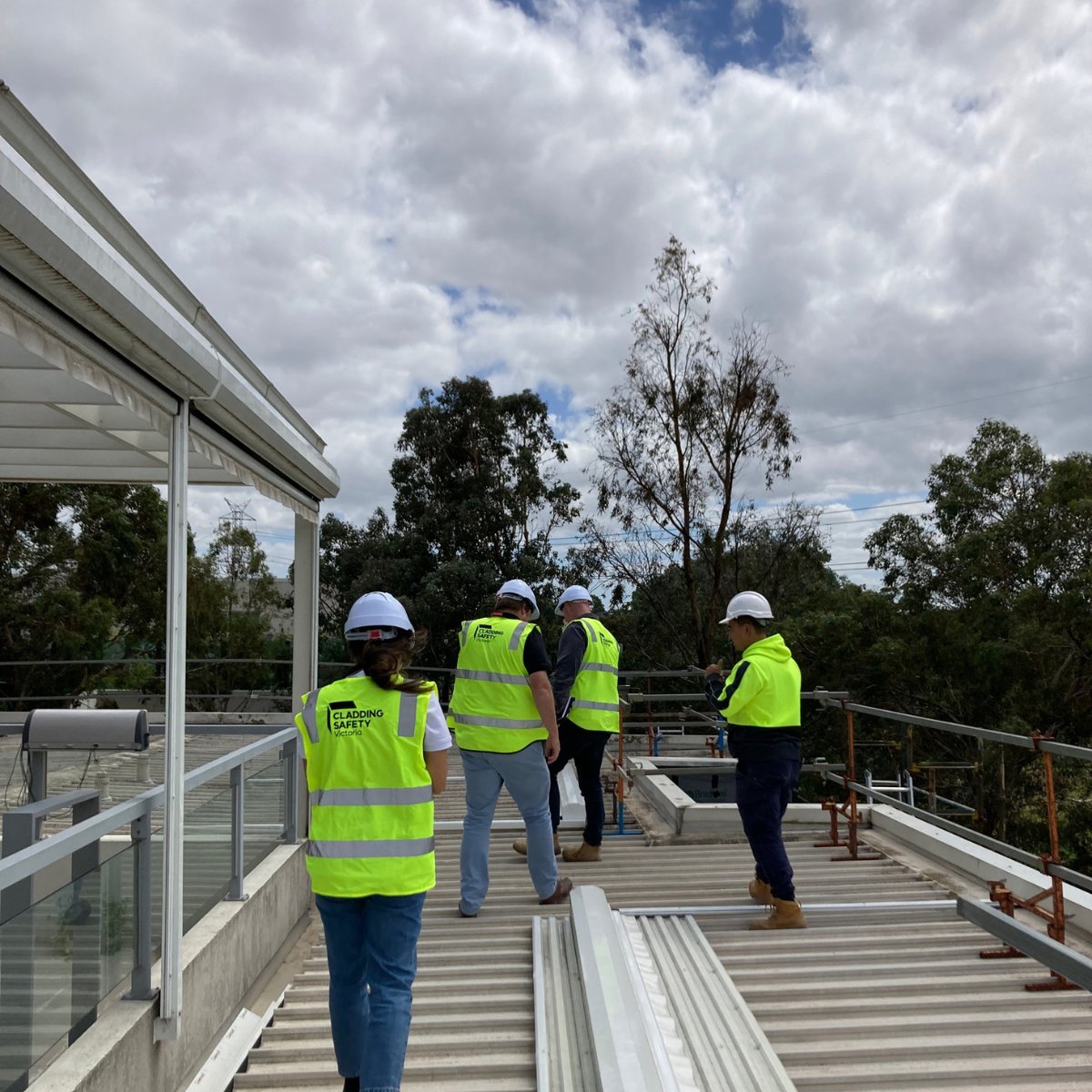 CladdingSafeVic's tweet photo. The CSV team has been busy getting out to cladding rectification projects currently underway across Melbourne, including this project in Port Melbourne which involves removing and replacing higher-risk ACP-PE cladding. #Cladding #CladdingSafety https://t.co/oNXlcHthPK