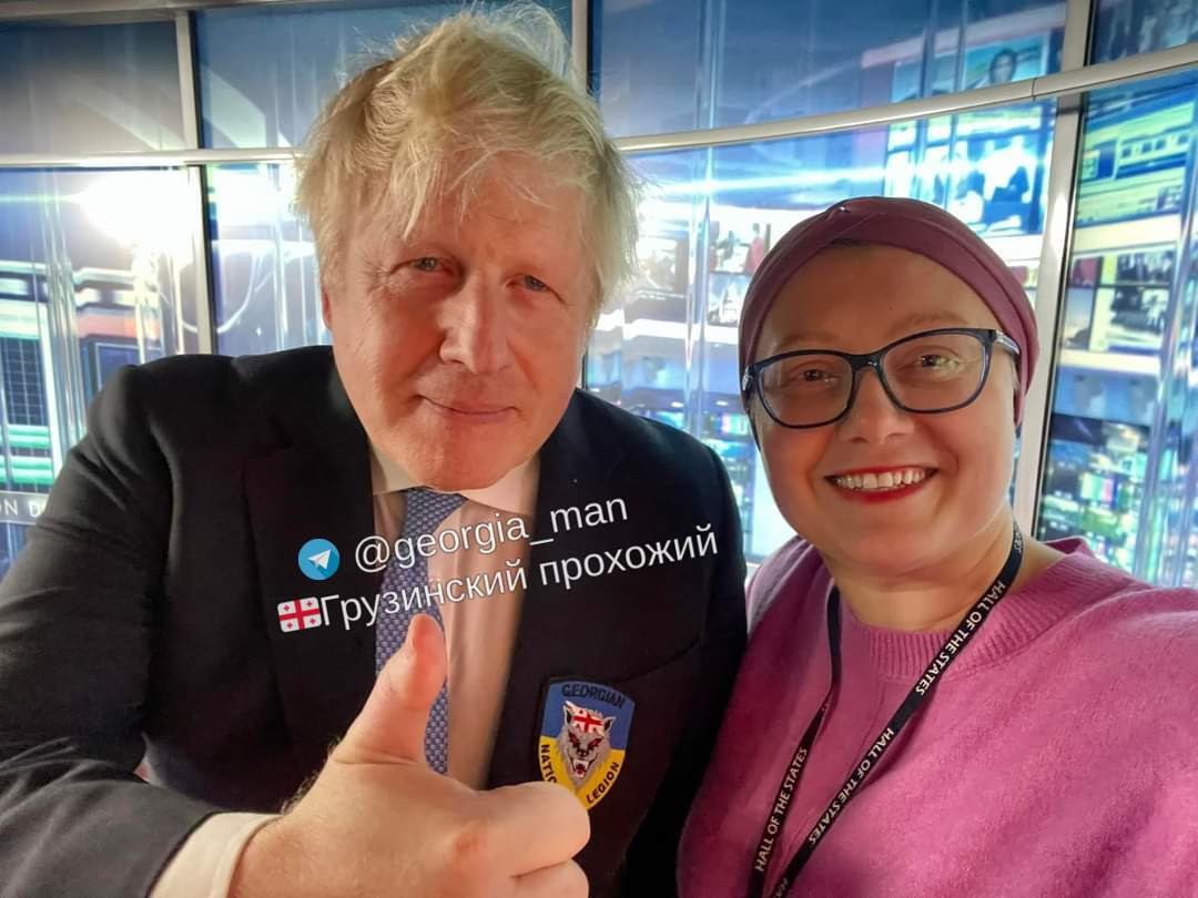 ⚡Boris Johnson con el parche de los mercenarios de la legión georgiana. 
Se puede ser más descarados?
@UcraniaOtro <a href="/WiinterRed/">✭ Николаева ✭ |🇵🇸| ☭ Іпѵіэгпо Яојо</a> <a href="/Marcelo25450618/">zhang-zhem-tao</a> <a href="/Sakura04980792/">Partisan رضا</a> <a href="/bcarloscarvalho/">Bruno Carvalho</a> @VillarroyaFake <a href="/inNomineSomnium/">Cynthia ⚖️🗡️</a>