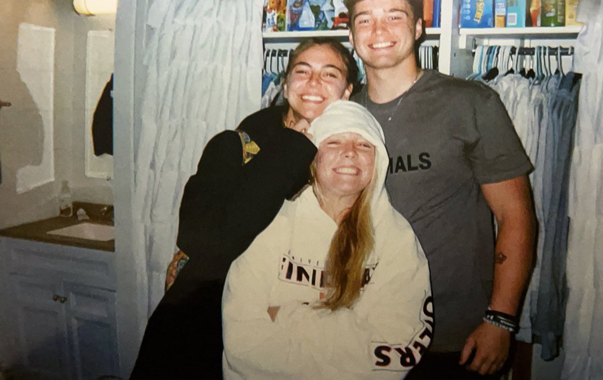 lexi ♛ tweet media