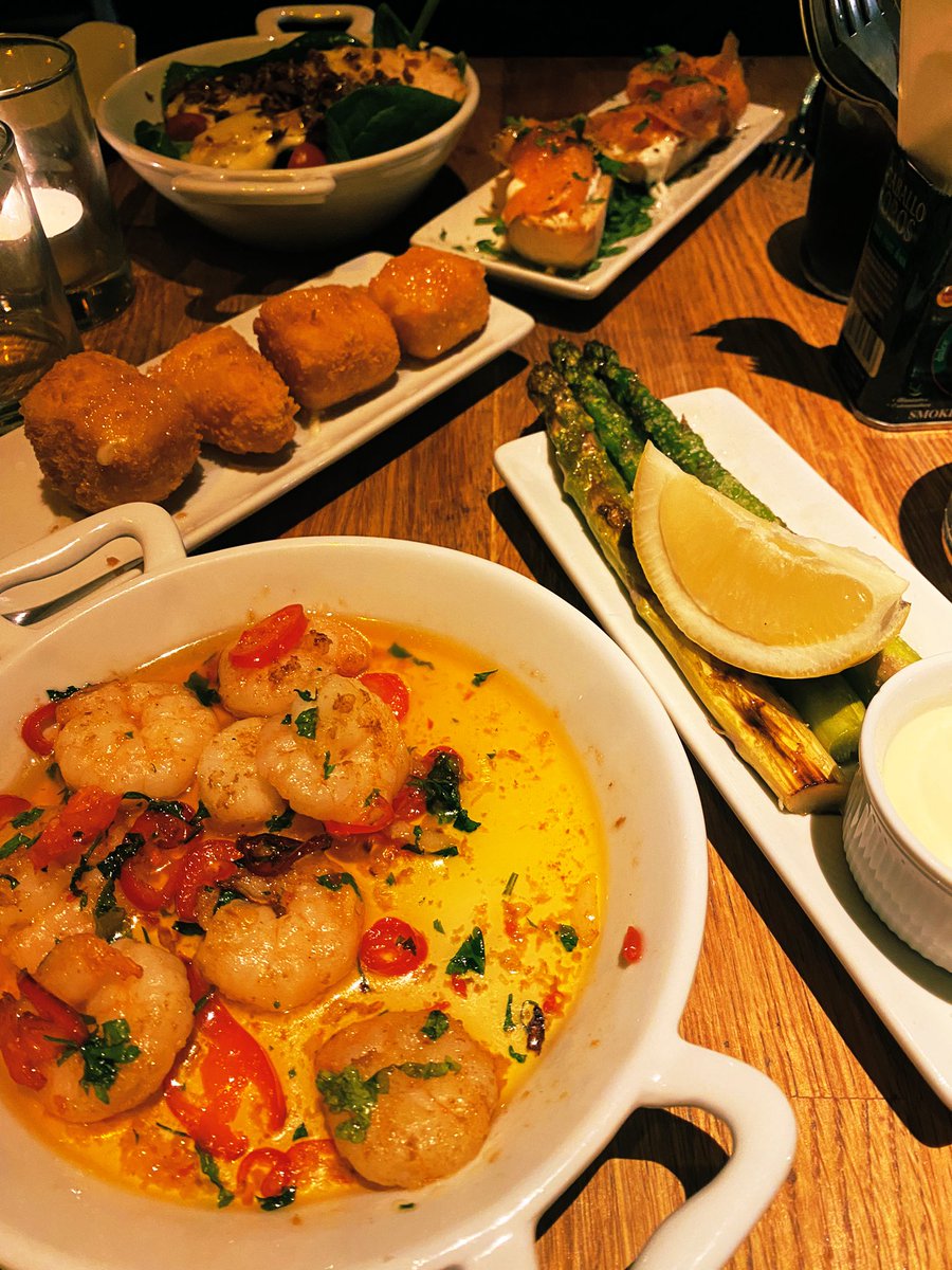 AnnaleaMagill's tweet photo. It’s been awhile ! My favourite place with great food & company #workdates #outandabout #tapas https://t.co/J4xTV8fEpv