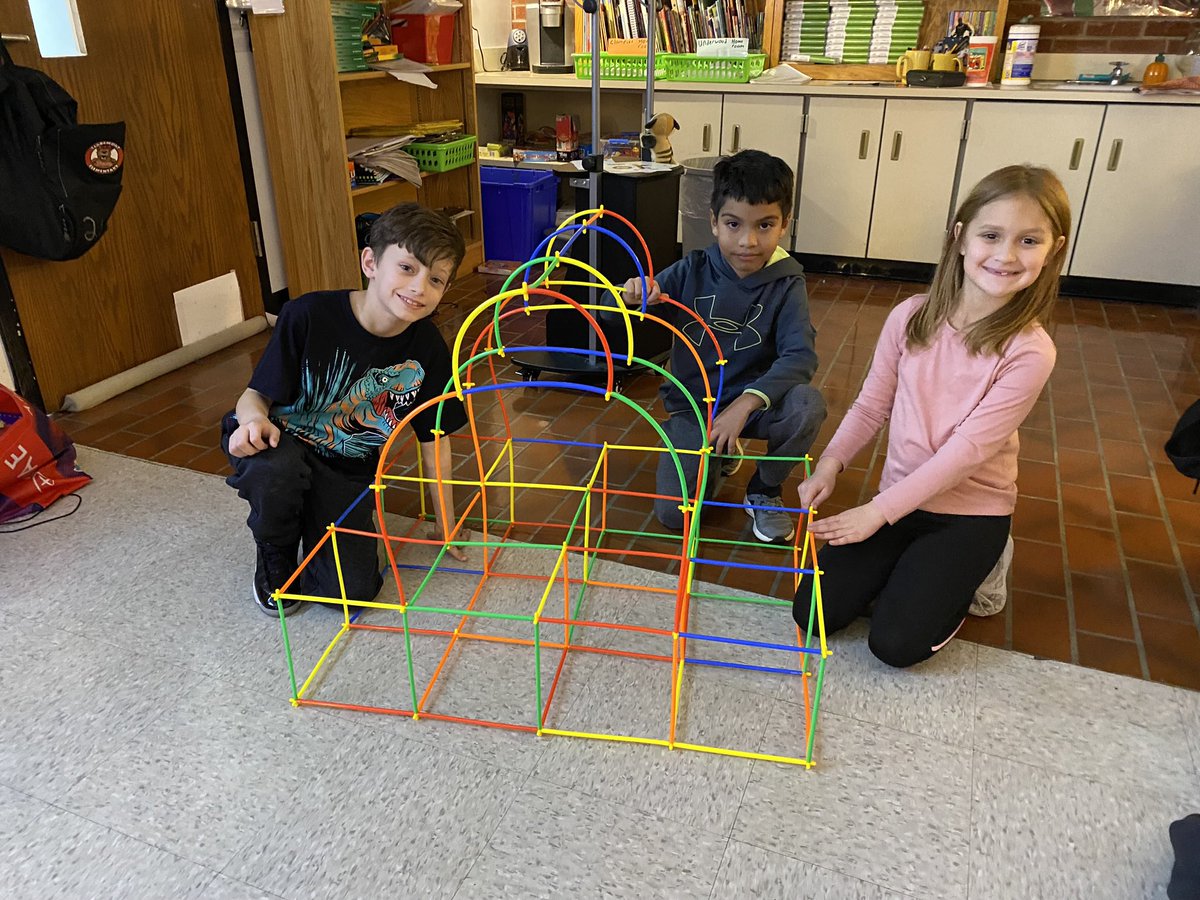 MrU_2ndGrade's tweet photo. Rain all week means lots of indoor recess, but I will say we’re getting quite creative with our designs! @claremont_elem #nobeariers https://t.co/vxlGf7BZq0