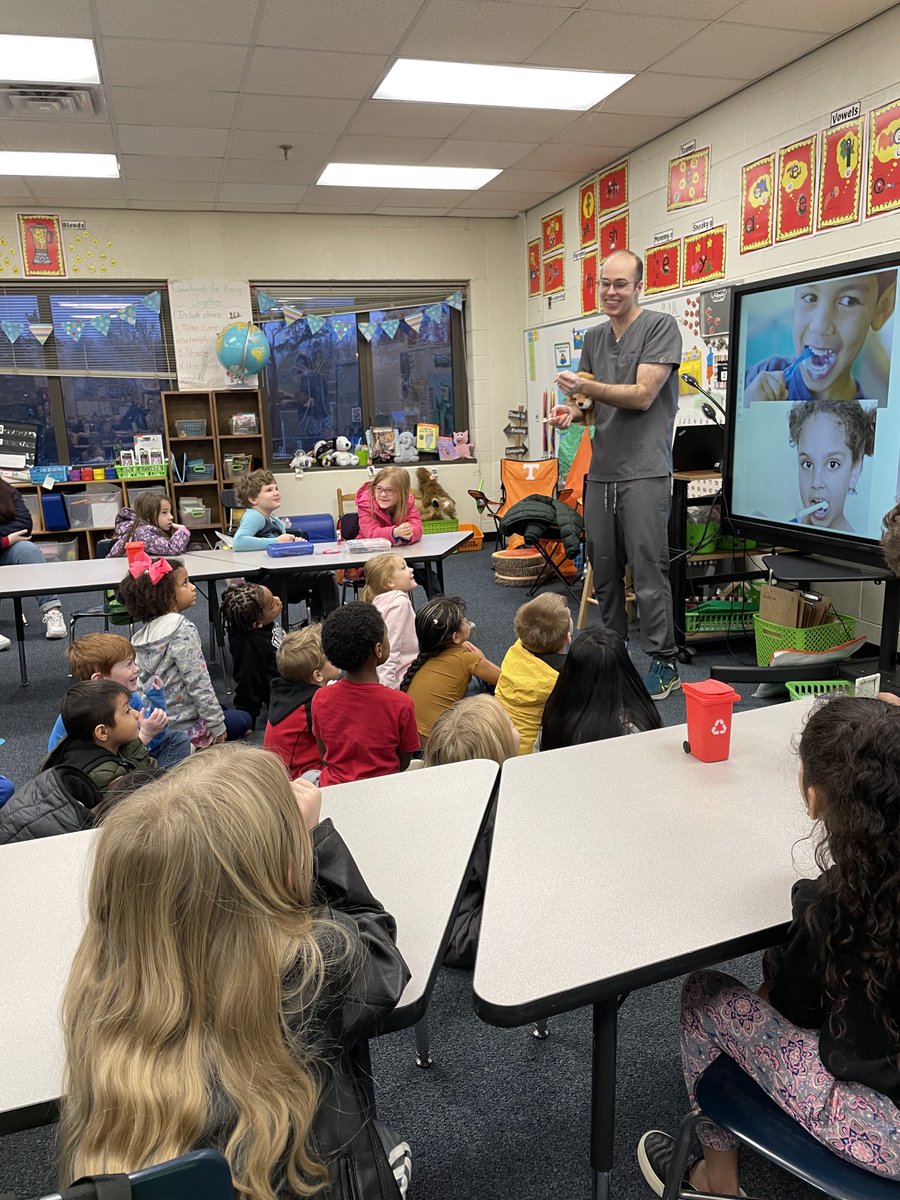 Thanks to local dentist, Dr. Ellsworth, for teaching our kindergarteners about dental health. The kids loved it! ⁦<a href="/ORSchools/">Oak Ridge Schools</a>⁩