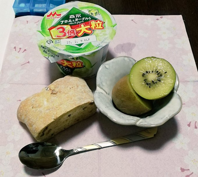 おはようございます
今日は朝食のあと犬猫用の鬼のツノを作ります 