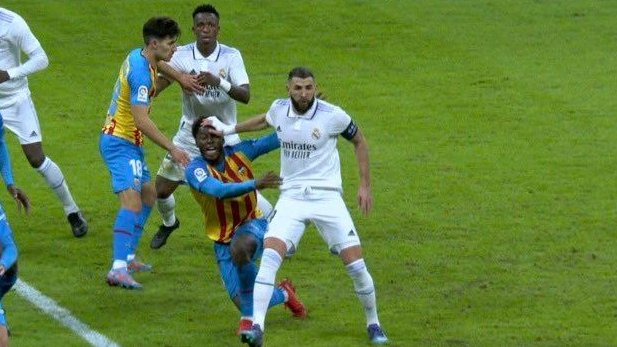 elchiringuitotv's tweet photo. ⁉ ¿Hay falta de Benzema en el gol anulado ante el Valencia? 

🔁 SÍ
♥ NO

#ElChiringuitoDeMega https://t.co/SFz4sqYo5J