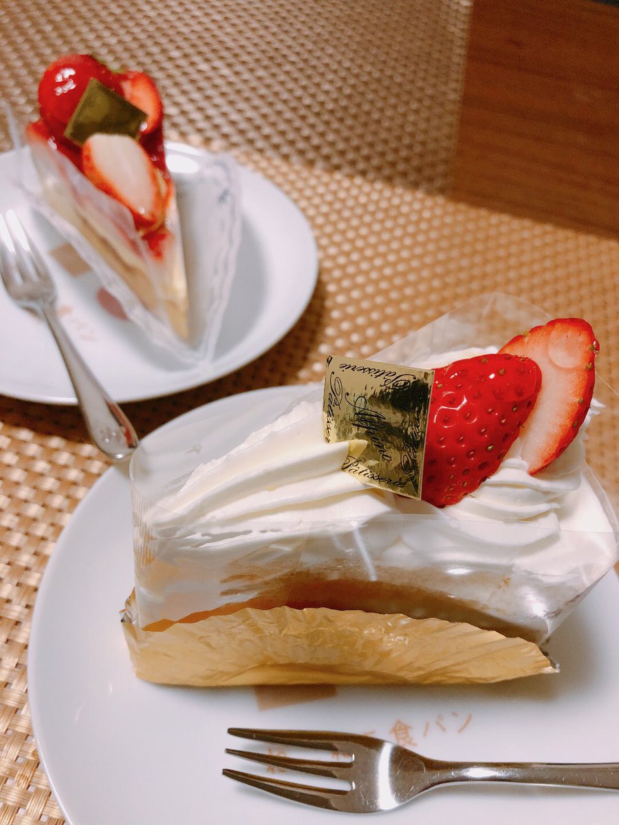 mieux_misa's tweet photo. 昨日は結婚記念日だったので、岩合さんの世界ネコ歩き(天草編)を見ながらいちごのショートケーキ食べました😋🍰*°
プレゼントにリップクリーム貰った🎁刻印が可愛い🐾嬉しい(*´︶`*)💕 https://t.co/2HesVvcQaW