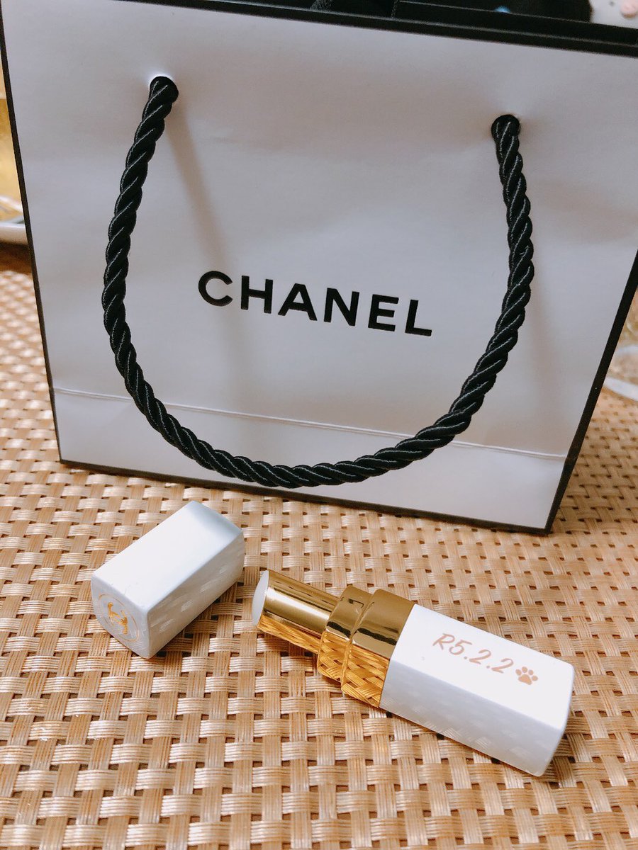 mieux_misa's tweet photo. 昨日は結婚記念日だったので、岩合さんの世界ネコ歩き(天草編)を見ながらいちごのショートケーキ食べました😋🍰*°
プレゼントにリップクリーム貰った🎁刻印が可愛い🐾嬉しい(*´︶`*)💕 https://t.co/2HesVvcQaW