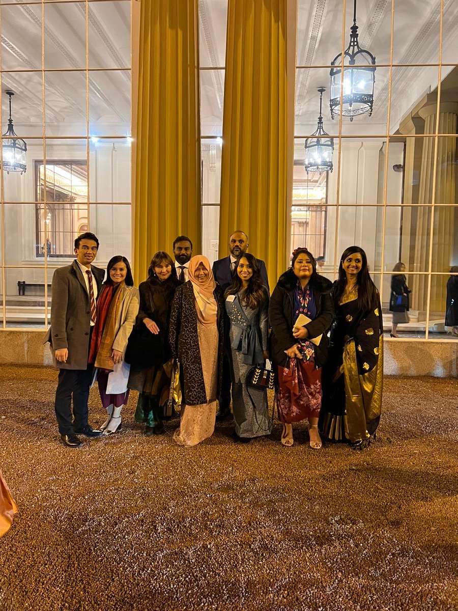 BLMalay's tweet photo. With Malaysian luminaries Dr Syabira, genome researcher and winner of the Great British Bakeoff 2022, inspiring surgeon Dr Amalina, and of course premier Malaysian journalist Zaharah Othman - who spoke to King Charles https://t.co/CBZcqKVP3P