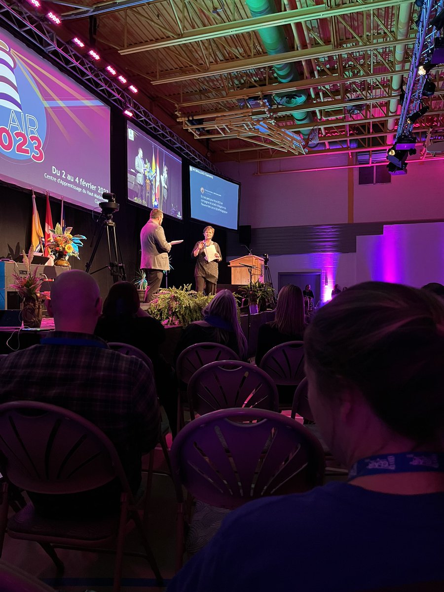 Beau message de la sous-ministre adjointe à #clair2023 ! Excitée pour sa 1re participation! Apprendre en explorant et en se mettant en posture d’apprenant! Elle remercie <a href="/PACnb_org/">PlaceAuxCompétences</a> et <a href="/labos_creatifs/">Labos Créatifs</a> pour le beau partenariat et souhaite la bienvenue à tous!