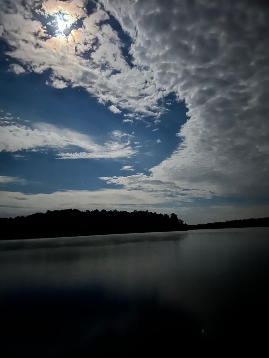 kyhillbilly6's tweet photo. @Missykaupa About 2am while fishing back in the summer. https://t.co/WVb0UnSZnC