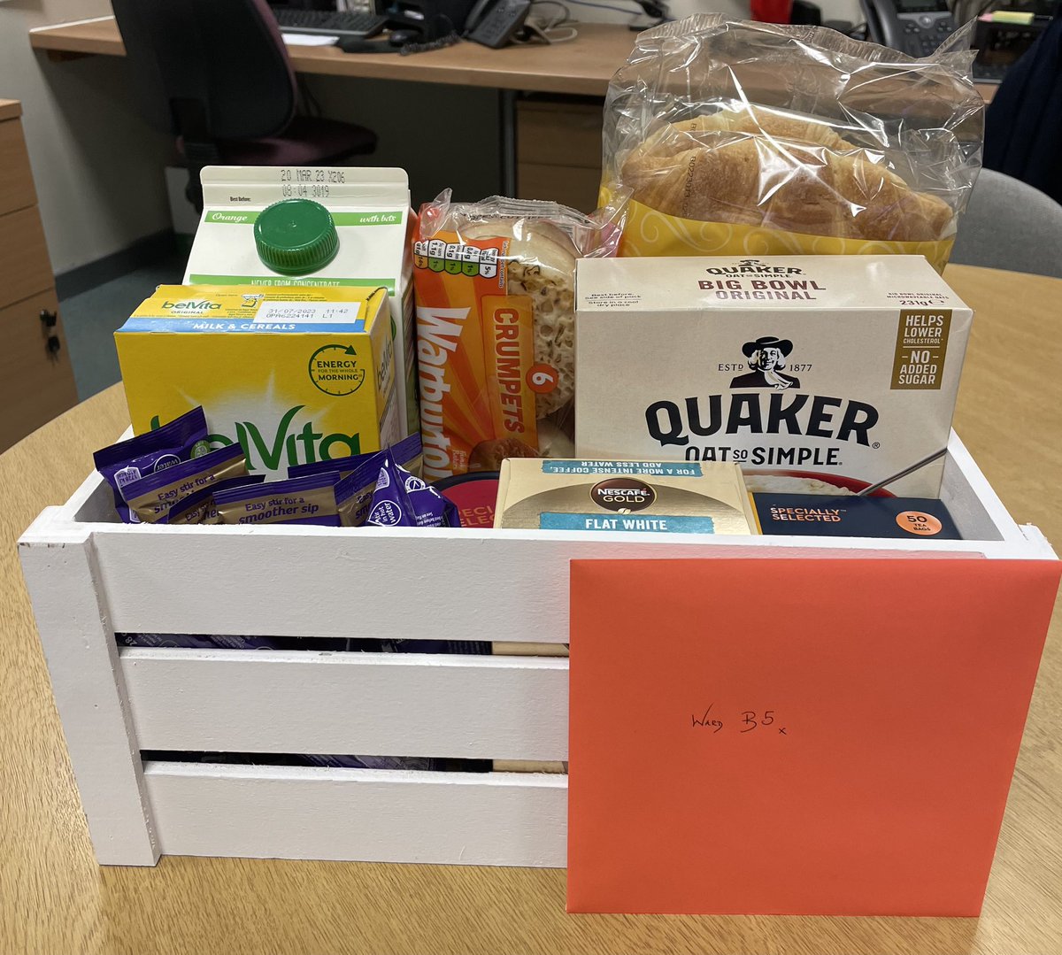 Starting the day off well with a breakfast box for staff on B5 - a small token of appreciation.<a href="/StockportNHS/">Stockport NHS FT</a> @SupportSft <a href="/rchamoto/">Rebecca Chamoto</a> <a href="/jellybeanscot/">gail daly-brown 💙</a>