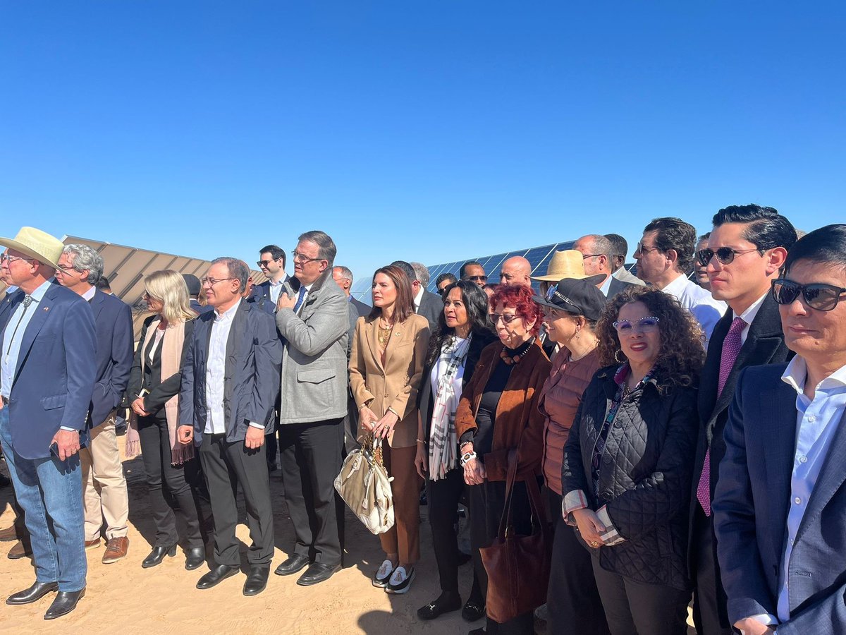 r_velascoa's tweet photo. Interesante y alentadora visita a Puerto Peñasco, Sonora para la presentación del Plan Sonora al cuerpo diplomático acreditado en 🇲🇽.

Acompañamos al secretario @m_ebrard y al gobernador @AlfonsoDurazo para conocer más de este ambicioso proyecto de generación de energías limpias. https://t.co/maTOOqfwfG