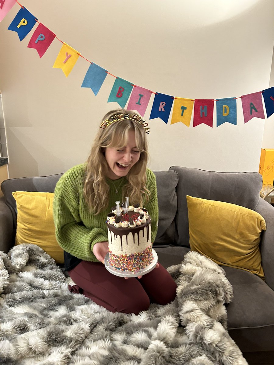 Got myself a bestie who got me a headband, bunting &amp; popped candles on my cake 🥹🎂 
Thanks for all the messages, I had a wonderful wonderful day ❤️🎉