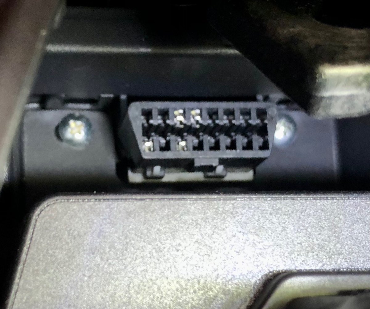 s8FV4DHiX5mmr6F's tweet image. 左下が12Vのプラスで、右上がマイナスでした(電源オンで通電する)。残りの２つはCANかな。
ただ、Wikipediaの配列と違うのが気になる。裏返しになってる？
#TCMAX