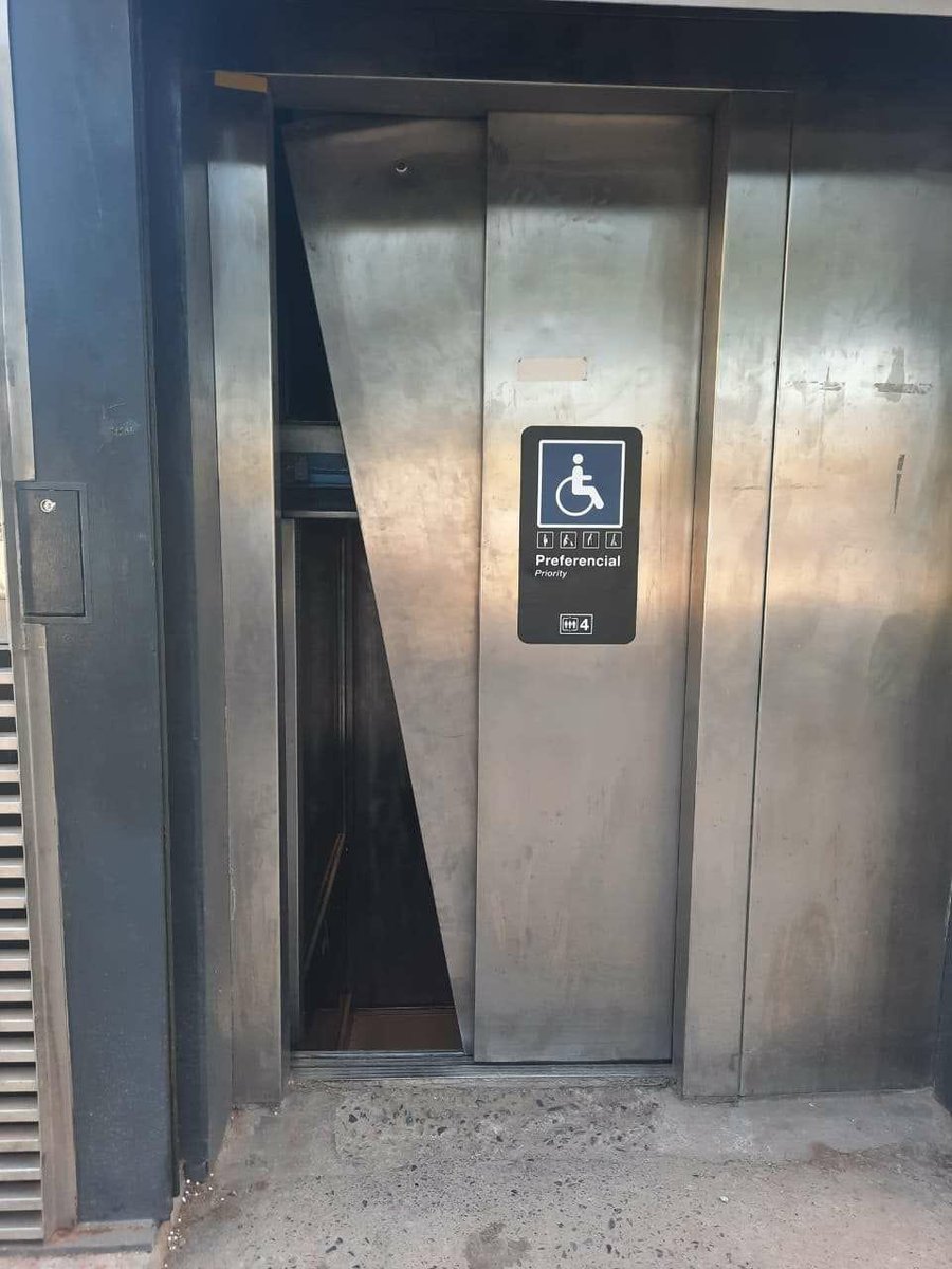 metrodesantiago's tweet photo. Así quedó el ascensor de Irarrázaval #L5 🚇
Fue vandalizado durante esta tarde por comerciantes  ambulantes, quedando fuera de servicio.

Cuidemos nuestros ascensores 🛗que son importantes para quienes más lo necesitan.

No compres #RompeLaCadena del comercio ilegal. https://t.co/MghyLOlit5
