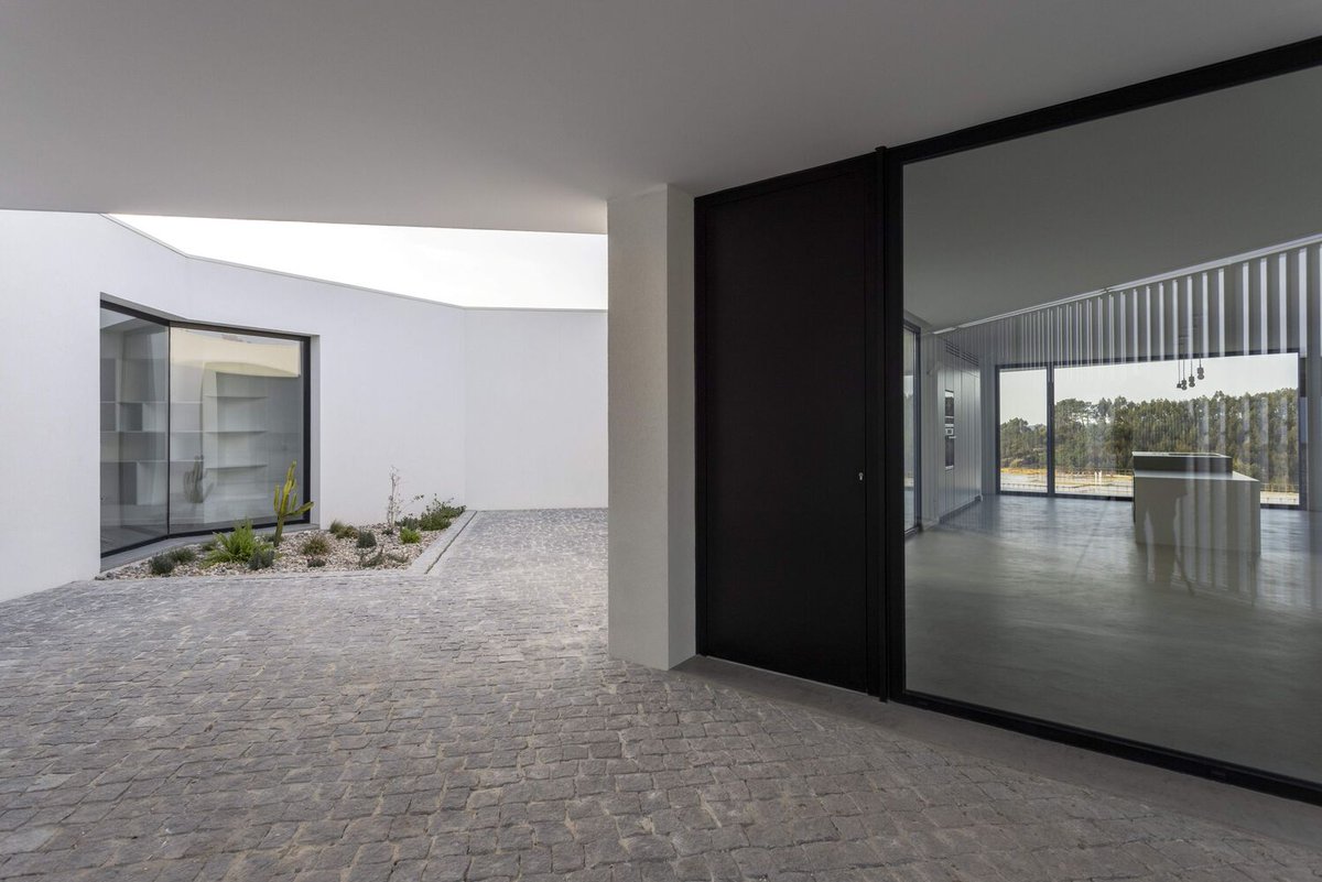 ForgatchThe's tweet image. Take a #housetour of this #modernhome by looking through the pictures in this article.  cpix.me/a/162991341