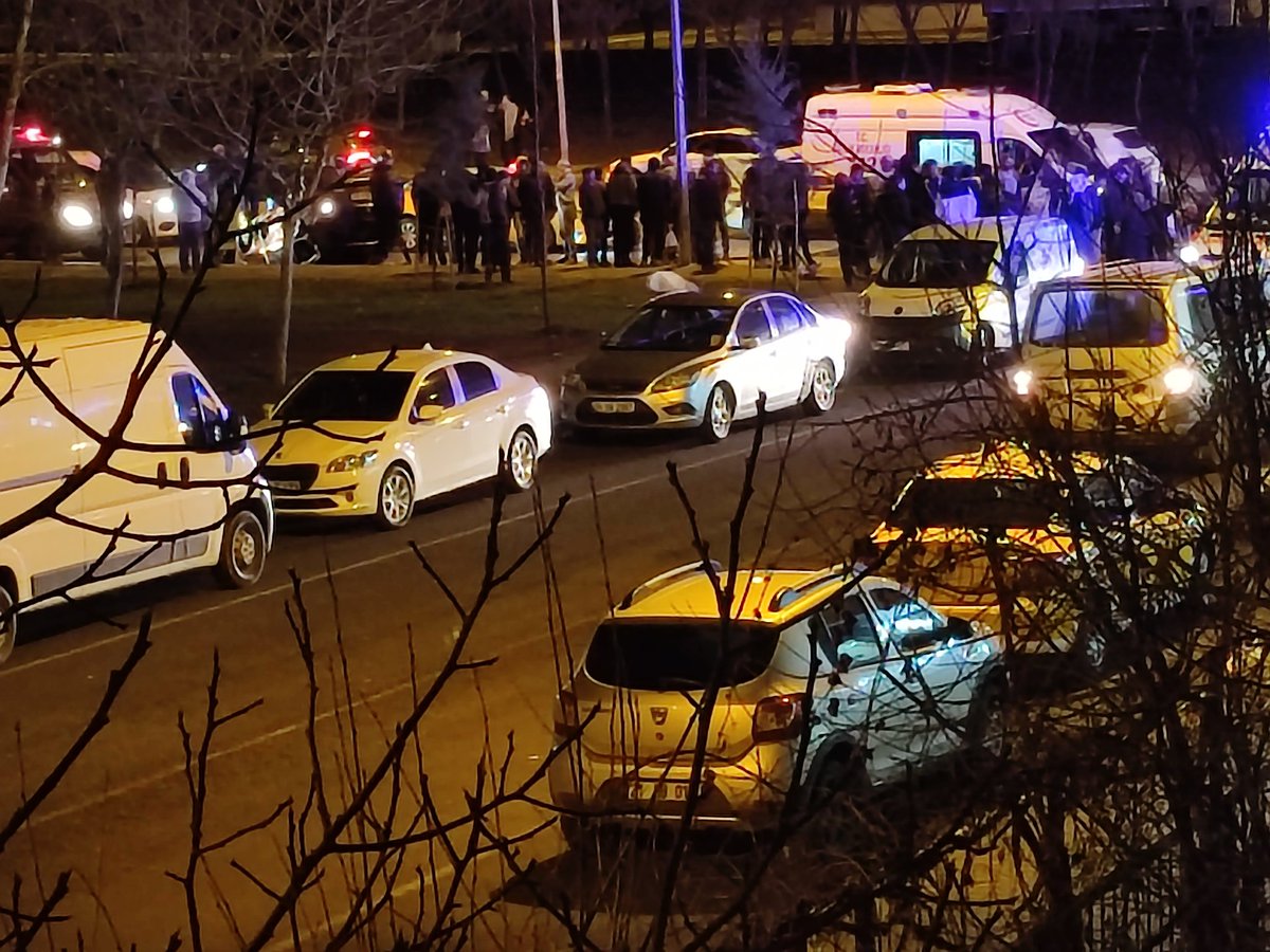 ibrahimkaplan21's tweet photo. Kaplan City Musa Anter CAD arası ölüm kavşağı diye adlandırılan yer yine kaza takla atmış araba ters dönmüş temennimiz ölümle sonuçlanmaması bir an önce trafik ışıkları yapılması dileğiyle https://t.co/HNajpOBGgV