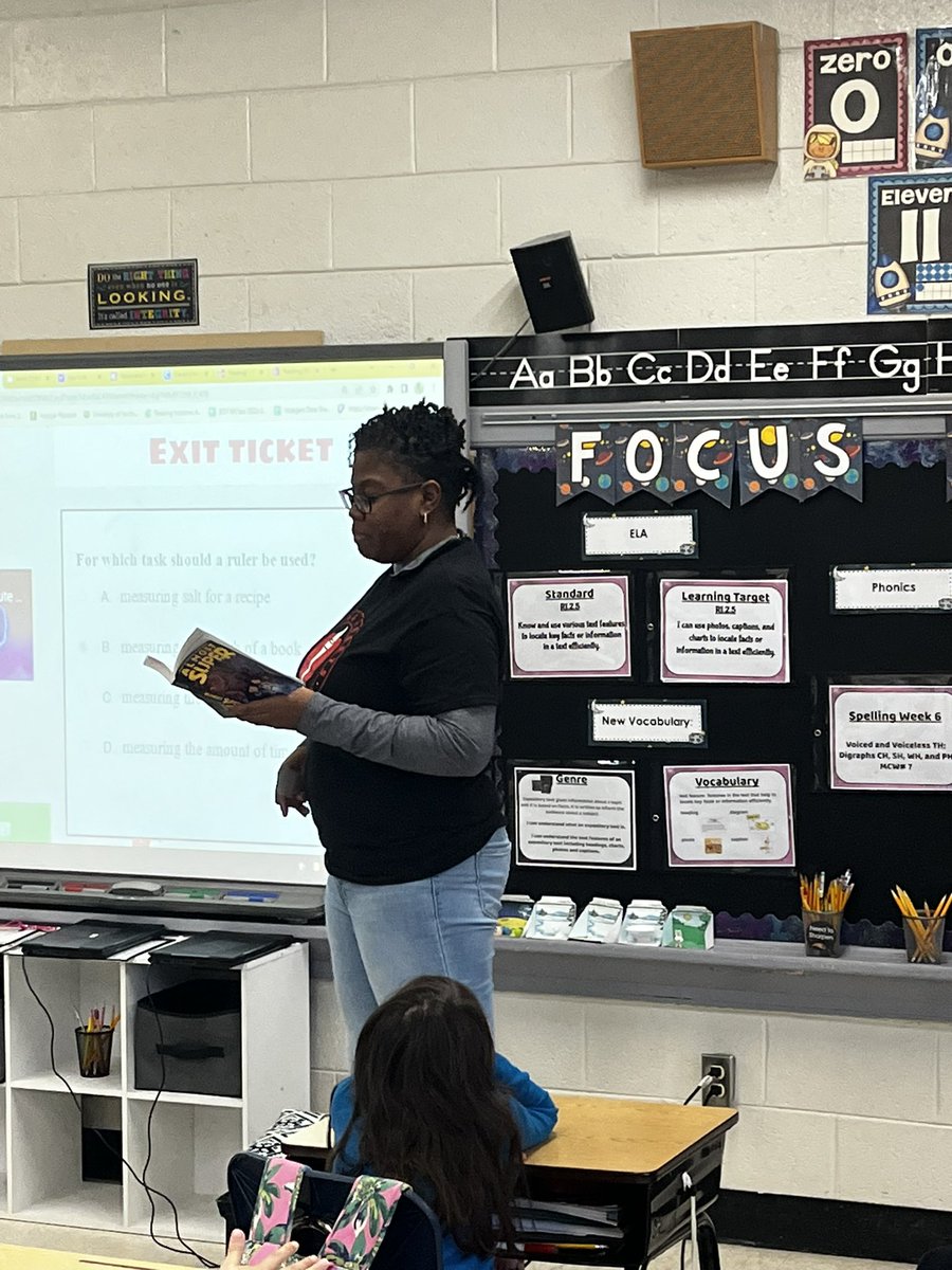 anewt74's tweet photo. We had a special guest reader visit us today! #watchusthrive @Dolphinville @mrspobrien82 @vickitBritt https://t.co/uBsUpXTjoH