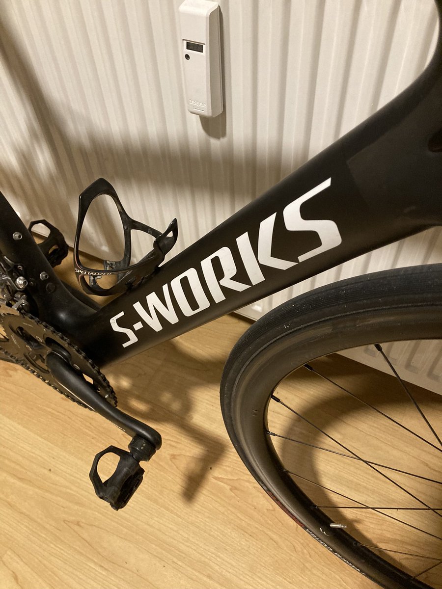 Dirtywknd's tweet photo. New project in the DW workshop. 2010/11 (ish) Venge. Full Dura Ace 7800, Zipp 404s (not pictured, rear hub is broken). Nice little spring project 👌 #restoration #ancientaero https://t.co/EusJTQc2yH