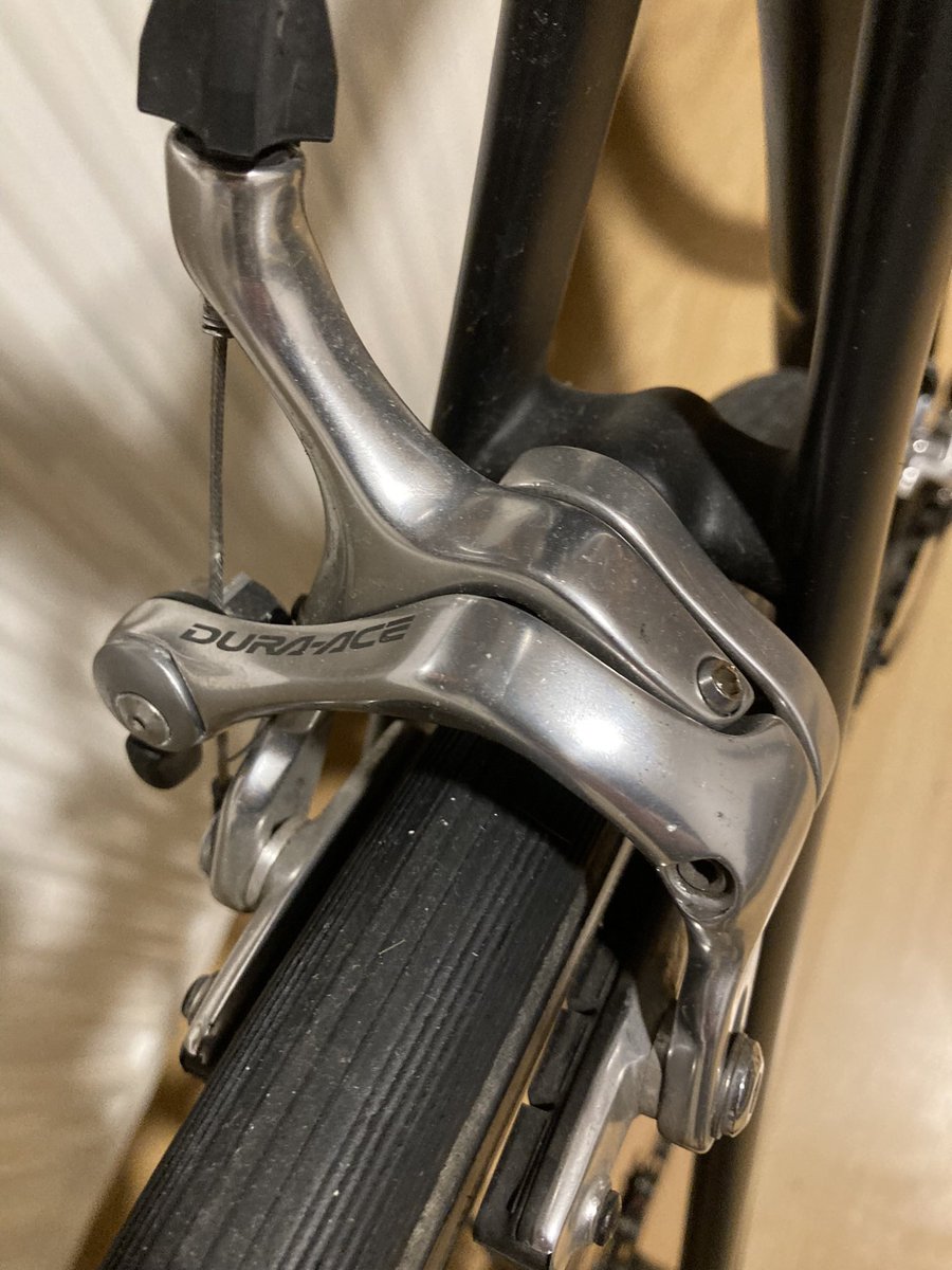 Dirtywknd's tweet photo. New project in the DW workshop. 2010/11 (ish) Venge. Full Dura Ace 7800, Zipp 404s (not pictured, rear hub is broken). Nice little spring project 👌 #restoration #ancientaero https://t.co/EusJTQc2yH