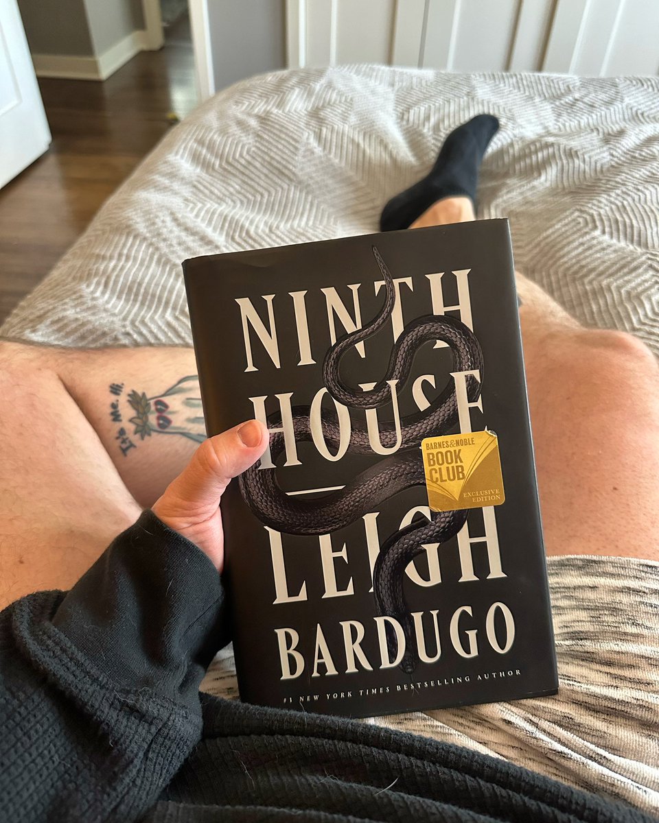 Magic and murder and ghosts and secret societies and bloodshed and a portal to Hell itself. Yale has never been more interesting. Gilmore Girls could NEVER. 

⭐️⭐️⭐️⭐️

#BookTwitter #bookreview #ninthhouse