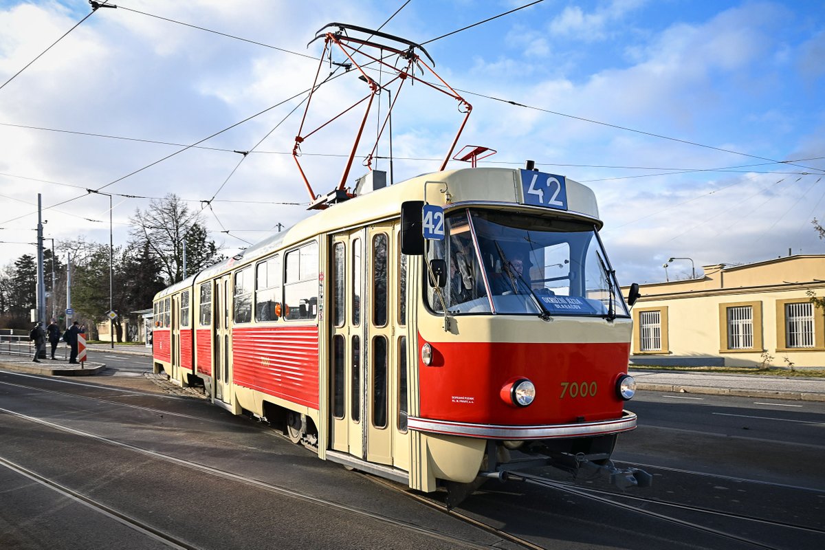 DPPOficialni's tweet photo. TISKOVÁ ZPRÁVA | DPP dnes pokřtil historickou tramvaj Tatra K2, v neděli vyjede v Praze do provozu s cestujícími jako vůbec první vůz této řady

Celá TZ ▶️ https://t.co/cPtBhNotvL https://t.co/jxn5GHtIcy