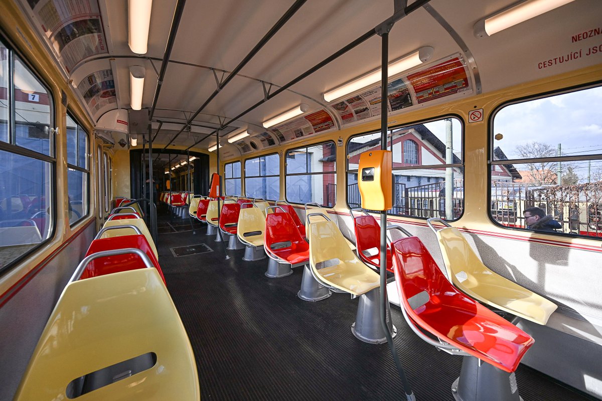 DPPOficialni's tweet photo. TISKOVÁ ZPRÁVA | DPP dnes pokřtil historickou tramvaj Tatra K2, v neděli vyjede v Praze do provozu s cestujícími jako vůbec první vůz této řady

Celá TZ ▶️ https://t.co/cPtBhNotvL https://t.co/jxn5GHtIcy