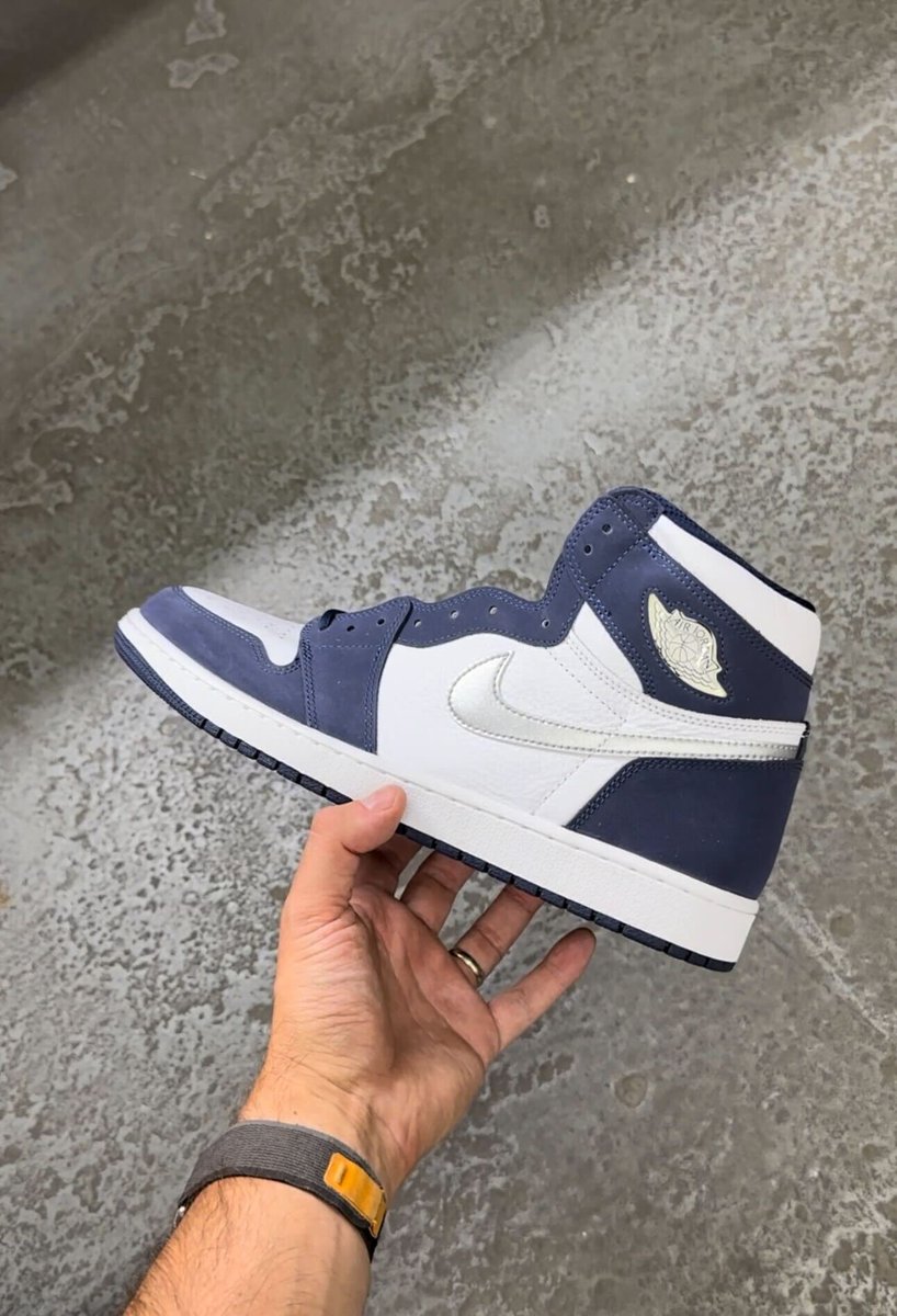 SoleSavy's tweet photo. This weeks COLLECT retail or less releases are now live!

Nike SB Dunk Low Street Hawker ($110)
Nike Dunk Low Community Garden ($100)
Air Jordan 1 High JP Midnight Navy ($170)
Stussy x Nike AF1 Low Black ($130)

Download the app for free to get started: https://t.co/4fNfsIBkrL https://t.co/TTqjHeLuly