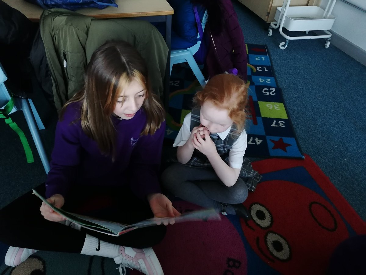 kershaw_miss's tweet photo. In P7A we like to relax and share our reading skills with our peers and younger pupils. #Reading #mixtureofreadingresources #relaxedreading https://t.co/hfDHIztmnI